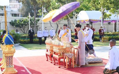 พระบาทสมเด็จพระเจ้าอยู่หัว และสมเด็จพระนางเจ้า ฯ พระบรมราชินี เสด็จพระราชดำเนินไปในการพระราชพิธีวันพระบาทสมเด็จพระพุทธยอดฟ้าจุฬาโลกมหาราช และวันที่ระลึกมหาจักรีบรมราชวงศ์ พุทธศักราช ๒๕๖๗ ณ ปฐมบรมราชานุสรณ์ สะพานพระพุทธยอดฟ้า และเสด็จพระราชดำเนินไปทรงนมัสการพระพุทธมหามณีรัตนปฏิมากร กับทรงกราบถวายบังคมพระบรมรูปสมเด็จพระบูรพมหากษัตริยาธิราช ณ วัดพระศรีรัตนศาสดาราม และปราสาทพระเทพบิดร พระบรมมหาราชวัง