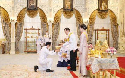 พระบาทสมเด็จพระเจ้าอยู่หัว และสมเด็จพระนางเจ้า ฯ พระบรมราชินี เสด็จออก ณ พระที่นั่งอัมพรสถาน พระราชวังดุสิต พระราชทานพระบรมราชวโรกาสให้ ศาสตราจารย์กระแส  ชนะวงศ์ นายกสภามหาวิทยาลัยนครพนม พร้อมคณะผู้บริหารมหาวิทยาลัยนครพนม เฝ้าทูลละอองธุลีพระบาท ทูลเกล้าทูลกระหม่อมถวายปริญญาครุศาสตรดุษฎีบัณฑิตกิตติมศักดิ์ สาขาวิชาการบริหารและพัฒนาการศึกษา แด่พระบาทสมเด็จพระเจ้าอยู่หัว