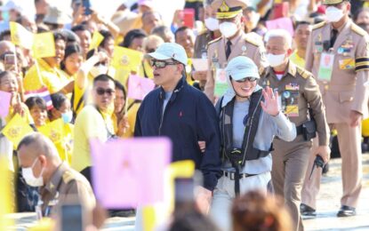 ในหลวง พระราชทานรางวัลการแข่งขันมหกรรมกีฬาเรือใบเฉลิมพระเกียรติฯ พระราชินีทรงนำทีมวายุชนะเลิศในการแข่งขันเรือใบ