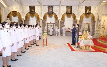 พระบาทสมเด็จพระเจ้าอยู่หัว และสมเด็จพระนางเจ้า ฯ พระบรมราชินีเสด็จออก ณ พระที่นั่งอัมพรสถาน พระราชวังดุสิต พระราชทานพระบรมราชวโรกาสให้นางอโนชา  ชีวิตโสภณ ประธานศาลฎีกา นำ ผู้พิพากษาประจำศาล รุ่นที่ ๗๗ และนางสาวจุฑารัตน์  สิทธิยากรณ์ ผู้ช่วยผู้พิพากษา รุ่นที่ ๗๖ เฝ้าทูลละอองธุลีพระบาท ถวายสัตย์ปฏิญาณ ก่อนเข้ารับหน้าที่