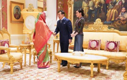 พระบาทสมเด็จพระเจ้าอยู่หัว และสมเด็จพระนางเจ้า ฯ พระบรมราชินี เสด็จออก ณ พระที่นั่งอัมพรสถาน พระราชวังดุสิต พระราชทานพระบรมราชวโรกาสให้ เชค  ฮาซีนา (SHEIKH  HASINA) นายกรัฐมนตรีสาธารณรัฐประชาชนบังกลาเทศ เฝ้าทูลละอองธุลีพระบาท ในโอกาสเดินทางเยือนประเทศไทยอย่างเป็นทางการในฐานะแขกของรัฐบาล