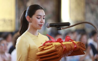 บุญใหญ่ “เบลล่า ราณี” สมทบทุนบูรณปฏิสังขรณ์องค์พระเจดีย์ภูเขาทองกว่า 8 ล้านบาท