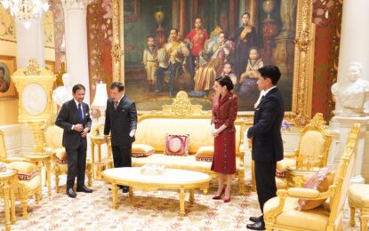 พระบาทสมเด็จพระเจ้าอยู่หัว และสมเด็จพระนางเจ้า ฯ พระบรมราชินี เสด็จออก ณ พระที่นั่งอัมพรสถาน พระราชวังดุสิต ทรงรับสมเด็จพระราชาธิบดีแห่งบรูไนดารุสซาลาม พร้อมด้วย เจ้าชายอับดุล มาติน อิบนี ซุลตัน ฮาจี ฮัซซานัล บลเกียะฮ์ มูอิซซัดดิน วัดเดาละฮ์ (His Royal Highness Prince ‘Abdul Mateen ibni His Majesty Sultan Haji Hassanal Bolkiah Mu’izzaddin Waddaulah) พระราชโอรส ในโอกาสเสด็จพระราชดำเนินเยือนประเทศไทยอย่างเป็นทางการ ในฐานะแขกของรัฐบาล