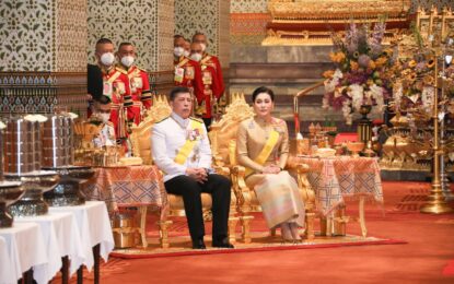 พระบาทสมเด็จพระเจ้าอยู่หัว และสมเด็จพระนางเจ้า ฯ พระบรมราชินี เสด็จพระราชดำเนินไปในการพระราชพิธีฉัตรมงคล พุทธศักราช ๒๕๖๗ ณ พระที่นั่งอมรินทรวินิจฉัย พระบรมมหาราชวัง