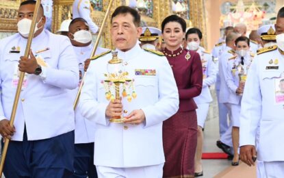 พระบาทสมเด็จพระเจ้าอยู่หัว และสมเด็จพระนางเจ้า ฯ พระบรมราชินี เสด็จพระราชดำเนินไปในการพระราชพิธีทรงบำเพ็ญพระราชกุศลวิสาขบูชา พุทธศักราช ๒๕๖๗ ณ พระอุโบสถวัดพระศรีรัตนศาสดาราม พระบรมมหาราชวัง