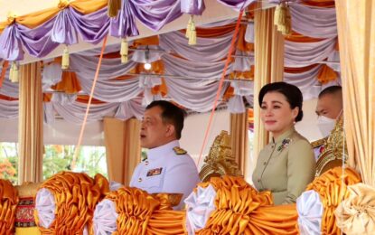 พระบาทสมเด็จพระเจ้าอยู่หัว และสมเด็จพระนางเจ้า ฯ พระบรมราชินี เสด็จพระราชดำเนินโดยรถยนต์พระที่นั่ง จากพระที่นั่งอัมพรสถาน พระราชวังดุสิต ไปในการพระราชพิธีจรดพระนังคัลแรกนาขวัญ พุทธศักราช ๒๕๖๗  ณ  มณฑลพิธีท้องสนามหลวง