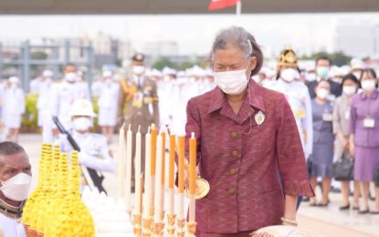 พระบาทสมเด็จพระเจ้าอยู่หัว ทรงพระกรุณาโปรดเกล้าโปรดกระหม่อมให้ สมเด็จพระกนิษฐาธิราชเจ้า กรมสมเด็จพระเทพรัตนราชสุดา ฯ สยามบรมราชกุมารี เสด็จพระราชดำเนินแทนพระองค์ไปทรงวางพวงมาลาถวายราชสักการะ พระบรมราชานุสาวรีย์ พระบาทสมเด็จพระปรเมนทรมหาอานันทมหิดล พระอัฐมรามาธิบดินทร (รัชกาลที่ ๘) เนื่องในวันคล้ายวันสวรรคต ณ บริเวณเชิงสะพานพระราม ๘ เขตบางพลัด  กรุงเทพมหานคร