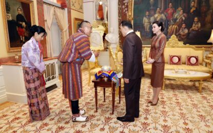 พระบาทสมเด็จพระเจ้าอยู่หัว และสมเด็จพระนางเจ้า ฯ พระบรมราชินี เสด็จออก ณ พระที่นั่งอัมพรสถาน พระราชวังดุสิต พระราชทานพระบรมราชวโรกาสให้ ดาโช เชริง โตบเกย์ (Dasho Tshering Tobgay) นายกรัฐมนตรีราชอาณาจักรภูฏาน และนางตาชี โดมา (Mrs. Tashi Doma) ภริยา เฝ้าทูลละอองธุลีพระบาท ในโอกาสเดินทางเยือนประเทศไทยอย่างเป็นทางการในฐานะแขกของรัฐบาล