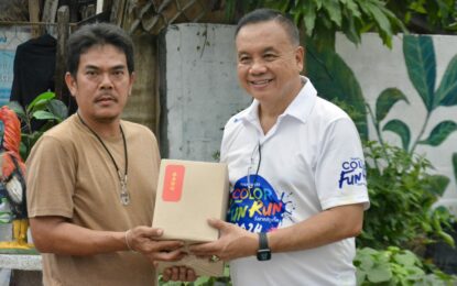 เรวัตฯ นายก อบจ.ภูเก็ต ร่วมมอบถุงอุปโภคบริโภคให้กับพี่น้องประชาชน ณ ชุมชนโกมารภัจจ์