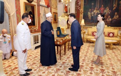 พระบาทสมเด็จพระเจ้าอยู่หัว และสมเด็จพระนางเจ้า ฯ พระบรมราชินี  เสด็จออก ณ พระที่นั่งอัมพรสถาน พระราชวังดุสิต พระราชทานพระบรมราชวโรกาสให้ ศาสตราจารย์อะห์เมด  มุฮัมมัด อะห์เมด อัล-ฏอยยิบ (Professor Ahmed Mohamed Ahmed El-Tayeb) ผู้นำสูงสุดทางศาสนาอิสลามของสาธารณรัฐอาหรับอียิปต์ (Grand Imam Sheikh of Al-Azhar) เฝ้าทูลละอองธุลีพระบาท ในโอกาสเดินทางเยือนประเทศไทยอย่างเป็นทางการในฐานะแขกของรัฐบาล ระหว่างวันที่ ๕ – ๘ กรกฎาคม ๒๕๖๗ เพื่อกระชับความสัมพันธ์ในโอกาสครบ ๗๐ ปี การสถาปนาความสัมพันธ์ทางการทูตระหว่างประเทศไทยกับสาธารณรัฐอาหรับอียิปต์