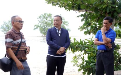 เรวัตฯ นายก อบจ.ภูเก็ต ลงสำรวจพื้นที่บริเวณหาดท่าหลา ต.ป่าคลอก เพื่อพัฒนาพื้นที่เป็นแหล่งท่องเที่ยวชุมชน