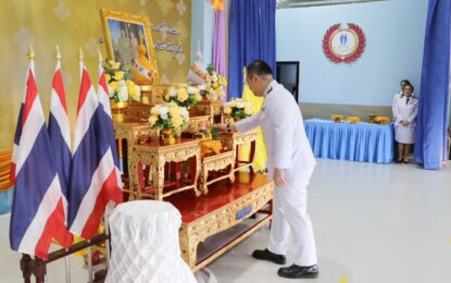 เรวัตฯ นายก อบจ.ภูเก็ต มอบหมายให้ รองนายก อบจ.ภูเก็ต ร่วมพิธีรับพระราชทานพระบรมฉายาลักษณ์ พระบาทสมเด็จพระเจ้าอยู่หัว ที่ฉายกับสมเด็จพระนางเจ้าฯ พระบรมราชินี