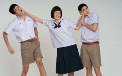 ทำถึง “เจมส์จิ – โบว์ – ไอซ์” ย้อนวันวาน !  วัยรุ่นคอซอง สวมชุดนักเรียนใน “โลกหมุนรอบเธอ”