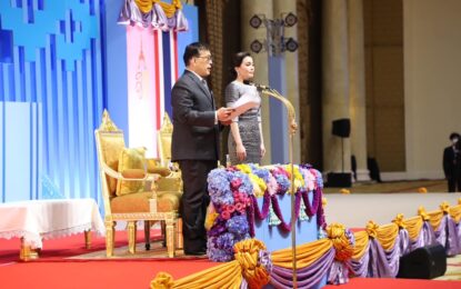 พระบาทสมเด็จพระเจ้าอยู่หัว และสมเด็จพระบางเจ้า ฯ พระบรมราชินี เสด็จพระราชดำเนินไปทรงเป็นประธานในงานมหกรรมกองทุนแม่ของแผ่นดิน ประจำปี ๒๕๖๗ ภายใต้แนวคิด “๒ ทศวรรษ กองทุนแม่ของแผ่นดิน ครอบครัวอบอุ่น ชุมชนเข้มแข็ง” ณ ห้องรอยัล จูบิลี่ บอลรูม อาคารชาเลนเจอร์ ศูนย์แสดงสินค้าและการประชุมอิมแพ็ค เมืองทองธานีอำเภอปากเกร็ด จังหวัดนนทบุรี