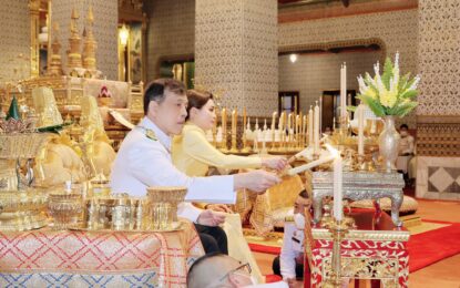 พระบาทสมเด็จพระเจ้าอยู่หัว และสมเด็จพระนางเจ้า ฯ พระบรมราชินี เสด็จพระราชดำเนินไปในการพระราชพิธีทรงบำเพ็ญพระราชกุศลวันนวมินทรมหาราช พุทธศักราช ๒๕๖๗ ณ พระที่นั่งอมรินทรวินิจฉัย พระบรมมหาราชวัง
