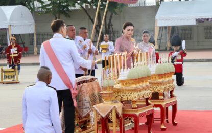 พระบาทสมเด็จพระเจ้าอยู่หัว และสมเด็จพระนางเจ้าฯ พระบรมราชินี เสด็จพระราชดำเนินไปทรงวางพวงมาลา ณ พระบรมราชานุสรณ์พระบาทสมเด็จพระจุลจอมเกล้าเจ้าอยู่หัว ณ พระลานพระราชวังดุสิต