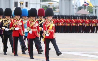 พระราชินี ทรงร่วมซ้อมพิธีการสวนสนามและถวายสัตย์ปฏิญานตนของทหารรักษาพระองค์ เนื่องในโอกาสพระราชพิธีมหามงคลเฉลิมพระชนมพรรษาพระบาทสมเด็จพระเจ้าอยู่หัวครบ 6 รอบ