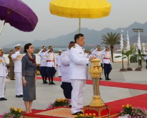 พระบาทสมเด็จพระเจ้าอยู่หัว และ สมเด็จพระนางเจ้าฯ พระบรมราชินี ประทับเฮลิคอปเตอร์พระที่นั่ง เสด็จพระราชดำเนิน ไปทรงเปิดโรงเรียนนายเรืออากาศนวมินทกษัตริยาธิราช และพระบรมราชานุสาวรีย์ พระบาทสมเด็จพระบรมชนกาธิเบศร มหาภูมิพลอดุลยเดชมหาราช บรมนาถบพิตร ณ อำเภอมวกเหล็ก จังหวัดสระบุรี