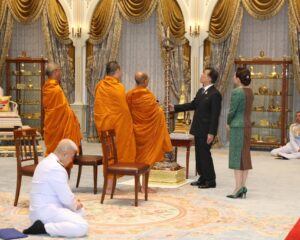พระบาทสมเด็จพระเจ้าอยู่หัว และสมเด็จพระนางเจ้า ฯ พระบรมราชินี เสด็จออก ณ พระที่นั่งอัมพรสถาน พระราชวังดุสิต พระราชทานพระบรมราชวโรกาสให้ พระพรหมวชิรากร (สุนทร  สุนฺทราโภ) เจ้าอาวาสวัดราชผาติการาม พร้อมด้วย พระครูวิจิตรสีลาภรณ์ (ปราณี  สุปภาโต) เจ้าอาวาสวัดป่าสิริวัฒนวิสุทธิ์ ในสมเด็จพระเจ้าพี่นางเธอ เจ้าฟ้ากัลยาณิวัฒนา กรมหลวงนราธิวาสราชนครินทร์ จังหวัดนครสวรรค์ และพระสงฆ์ เฝ้า ถวายเสาเทียนชัยมงคลเนื้อทองสัมฤทธิ์ พร้อมฐานรองรับ ซึ่งทำจากไม้มงคล ๓ ชนิด ได้แก่ ไม้สักทอง ไม้พะยูง และไม้ขนุน แกะสลักลายไทยปิดทองคำเปลว เพื่อใช้บรรจุเทียนชัยมงคลสำหรับจุดถวายพระพร พระบาทสมเด็จพระเจ้าอยู่หัว และถวายพระแผนที่ประเทศไทย  เนื่องในโอกาสพระราชพิธีมหามงคลเฉลิมพระชนมพรรษา ๖ รอบ ๒๘ กรกฎาคม ๒๕๖๗ เพื่อพระราชทานแก่วัดและเทวสถาน ตามพระราชอัธยาศัย