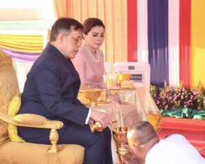 พระบาทสมเด็จพระเจ้าอยู่หัว และสมเด็จพระนางเจ้า ฯ พระบรมราชินี เสด็จพระราชดำเนินโดยเฮลิคอปเตอร์พระที่นั่ง ไปทรงประกอบพิธีสมโภชพระสมเด็จองค์ปฐม “พระพุทธเมตตา” และทอดพระเนตรนิทรรศการการจัดสร้างพระสมเด็จองค์ปฐม ”พระพุทธเมตตา” ณ วัดเทพประทาน (อธิพร) อำเภอสอยดาว จังหวัดจันทบุรี