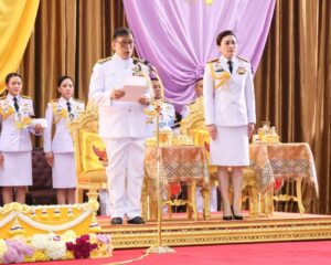 พระบาทสมเด็จพระเจ้าอยู่หัว และสมเด็จพระนางเจ้าฯพระบรมราชินี เสด็จฯไปพระราชทานกระบี่และปริญญาบัตร แก่ผู้สำเร็จการศึกษา จากโรงเรียนนายร้อยตำรวจ อำเภอสามพราน จังหวัดนครปฐม