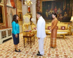 พระบาทสมเด็จพระเจ้าอยู่หัว และสมเด็จพระนางเจ้า ฯ พระบรมราชินี เสด็จออก ณ พระที่นั่งอัมพรสถาน พระราชวังดุสิต พระราชทานพระบรมราชวโรกาสให้ นางแซรัป  แอร์ซอย (Mrs. Serap  Ersoy) เอกอัครราชทูตสาธารณรัฐตุรกีประจำประเทศไทย ซึ่งพระราชทานพระบรมราชวโรกาสให้เข้าเฝ้าทูลละอองธุลีพระบาท ถวายอักษรสาส์นตราตั้ง เมื่อวันที่ ๔ พฤศจิกายน ๒๕๖๔ เฝ้าทูลละอองธุลีพระบาท กราบบังคมทูลลา ในโอกาสที่จะพ้นจากหน้าที่