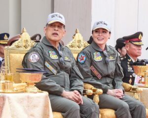พระบาทสมเด็จพระเจ้าอยู่หัว และสมเด็จพระนางเจ้า ฯ พระบรมราชินี ในฉลองพระองค์ชุดนักบิน เสด็จพระราชดำเนินเป็นการส่วนพระองค์ ไปทอดพระเนตรการแสดงการบิน เนื่องในโอกาสครบ ๘๘ ปี กองทัพอากาศ ณ ท่าอากาศยานทหาร ๒ กองบิน ๖ กองทัพอากาศ เขตดอนเมือง กรุงเทพมหานคร
