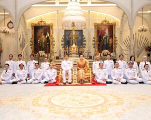 พระบาทสมเด็จพระเจ้าอยู่หัว และสมเด็จพระนางเจ้า ฯ พระบรมราชินี เสด็จออก ณ พระที่นั่งอัมพรสถาน พระราชวังดุสิต พระราชทานพระบรมราชวโรกาสให้ ศาสตราจารย์ นายแพทย์กระแส ชนะวงศ์ นายกสภามหาวิทยาลัยนครพนม นำคณะผู้บริหารมหาวิทยาลัย ฯ เฝ้าทูลละอองธุลีพระบาท ทูลเกล้าทูลกระหม่อมถวายปริญญาปรัชญาดุษฎีบัณฑิตกิตติมศักดิ์ สาขาวิชาการจัดการและนวัตกรรมดิจิทัล พร้อมครุยวิทยฐานะ แด่สมเด็จพระนางเจ้า ฯ พระบรมราชินี