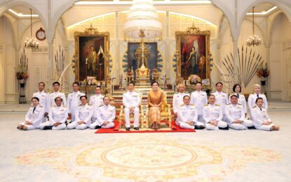 พระบาทสมเด็จพระเจ้าอยู่หัว และสมเด็จพระนางเจ้า ฯ พระบรมราชินี เสด็จออก ณ พระที่นั่งอัมพรสถาน พระราชวังดุสิต พระราชทานพระบรมราชวโรกาสให้ ศาสตราจารย์ นายแพทย์กระแส ชนะวงศ์ นายกสภามหาวิทยาลัยนครพนม นำคณะผู้บริหารมหาวิทยาลัย ฯ เฝ้าทูลละอองธุลีพระบาท ทูลเกล้าทูลกระหม่อมถวายปริญญาปรัชญาดุษฎีบัณฑิตกิตติมศักดิ์ สาขาวิชาการจัดการและนวัตกรรมดิจิทัล พร้อมครุยวิทยฐานะ แด่สมเด็จพระนางเจ้า ฯ พระบรมราชินี