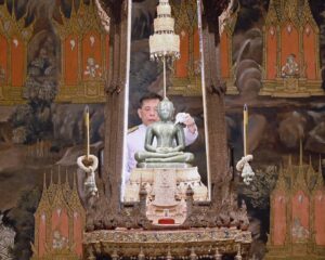 พระบาทสมเด็จพระเจ้าอยู่หัว และสมเด็จพระนางเจ้า ฯ พระบรมราชินี เสด็จพระราชดำเนินโดยรถยนต์พระที่นั่ง ไปทรงเปลี่ยนเครื่องทรงฤดูหนาวเป็นเครื่องทรงฤดูร้อน ถวายพระพุทธมหามณีรัตนปฏิมากร ณ พระอุโบสถวัดพระศรีรัตนศาสดาราม พระบรมมหาราชวัง