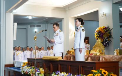 พระบาทสมเด็จพระเจ้าอยู่หัวและสมเด็จพระนางเจ้าฯ พระบรมราชินี พระราชทานพระบรมราช วโรกาส ให้ ผู้ทรงคุณวุฒิ และ ผู้สำเร็จการศึกษา จาก วิทยาลัยป้องกันราชอาณาจักร และ วิทยาลัยเสนาธิการทหาร เฝ้าทูลละอองธุลีพระบาท