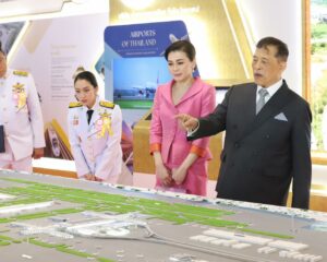 พระบาทสมเด็จพระเจ้าอยู่หัว และสมเด็จพระนางเจ้า ฯ พระบรมราชินี เสด็จพระราชดำเนินไปทรงเปิดอาคารเทียบเครื่องบินรองหลังที่ ๑ และทางวิ่งเส้นที่ ๓ ท่าอากาศยานสุวรรณภูมิ เนื่องในโอกาสพระราชพิธีมหามงคลเฉลิมพระชนมพรรษา ๖ รอบ ๒๘ กรกฎาคม ๒๕๖๗ ณ อาคารเทียบเครื่องบินรองหลังที่ ๑ ท่าอากาศยานสุวรรณภูมิ อำเภอบางพลี จังหวัดสมุทรปราการ