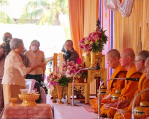 สมเด็จพระกนิษฐาธิราชเจ้า กรมสมเด็จพระเทพรัตนราชสุดา ฯ สยามบรมราชกุมารี เสด็จพระราชดำเนินไปทรงบรรจุพระบรมสารีริกธาตุ และยกฉัตรพระธาตุเจดีย์ศรีชมภูสถิตย์ ณ วัดศรีชมภู อำเภอนาหว้า จังหวัดนครพนม