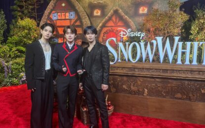 โคโนะ จุนกิ สมาชิกวง JO1 (เจโอวัน) ปลื้ม!ร่วมงานเปิดตัวรอบพรีเมียร์ Snow White ใน สหรัฐอเมริกา! เหมือนฝัน! กระทบไหล่ เรเชล เซเกลอร์ ผู้รับบท สโนว์ไวท์ และผู้กำกับภาพยนตร์ มาร์ค เว็บบ์ โยนาชิโระ โช และ ซาโต้ เคโกะ ร่วมให้กำลังใจ