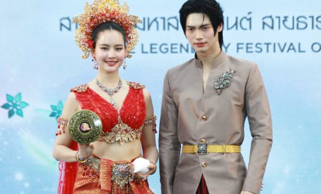 “โบว์-วิน” สาดออร่าคู่! เนรมิตสงกรานต์ไอคอนสยามสุดอลังการ ในลุคนางสงกรานต์-เทพบุตรสุดปัง! พิธีเปิดงาน ICONSIAM THAICONIC SONGKRAN CELEBRATION 2025 อย่างยิ่งใหญ่