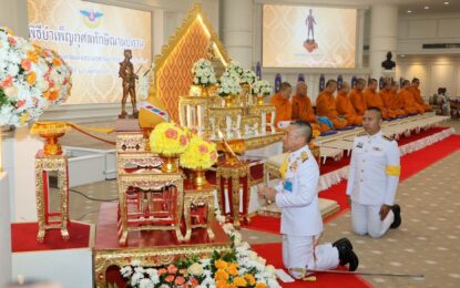“บิ๊กอ้อ” เป็นตัวแทน ข้าราชการตำรวจ ร่วมพิธีวางพวงมาลาเนื่องในวันคล้ายวันสวรรคตสมเด็จพระนเรศวรมหาราช