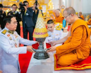 พระบาทสมเด็จพระเจ้าอยู่หัว ทรงพระกรุณาโปรดเกล้าฯ ให้พลเอก ประยุทธ์ จันทร์โอชา องคมนตรี เป็นผู้แทนพระองค์ เชิญหิรัญบัฏ พัดยศ เครื่องประกอบสมณศักดิ์ พระราชาคณะเจ้าคณะรอง และอัญเชิญสัญญาบัตร พัดยศ ถวายพระราชาคณะ ที่ทรงพระกรุณาโปรดพระราชทานเลื่อนสมณศักดิ์ และตั้งสมณศักดิ์ จำนวน ๗ รูป