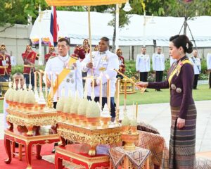 พระบาทสมเด็จพระเจ้าอยู่หัว และสมเด็จพระนางเจ้า ฯ พระบรมราชินี เสด็จพระราชดำเนินโดยรถยนต์พระที่นั่ง  ไปในการพระราชพิธีวันพระบาทสมเด็จพระพุทธยอดฟ้าจุฬาโลกมหาราช และวันที่ระลึกมหาจักรีบรมราชวงศ์ พุทธศักราช ๒๕๖๘ ณ ปฐมบรมราชานุสรณ์ สะพานพระพุทธยอดฟ้า และเสด็จพระราชดำเนินไปทรงนมัสการพระพุทธมหามณีรัตนปฏิมากร กับทรงกราบถวายบังคมพระบรมรูปสมเด็จพระบูรพมหากษัตริยาธิราช ณ พระอุโบสถวัดพระศรีรัตนศาสดาราม และปราสาทพระเทพบิดร พระบรมมหาราชวัง