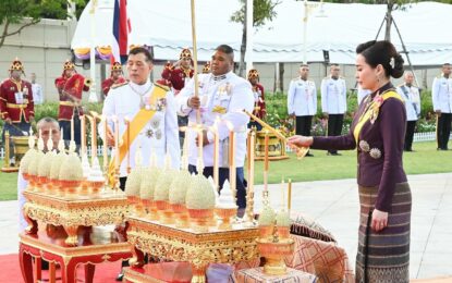 พระบาทสมเด็จพระเจ้าอยู่หัว และสมเด็จพระนางเจ้า ฯ พระบรมราชินี เสด็จพระราชดำเนินโดยรถยนต์พระที่นั่ง  ไปในการพระราชพิธีวันพระบาทสมเด็จพระพุทธยอดฟ้าจุฬาโลกมหาราช และวันที่ระลึกมหาจักรีบรมราชวงศ์ พุทธศักราช ๒๕๖๘ ณ ปฐมบรมราชานุสรณ์ สะพานพระพุทธยอดฟ้า และเสด็จพระราชดำเนินไปทรงนมัสการพระพุทธมหามณีรัตนปฏิมากร กับทรงกราบถวายบังคมพระบรมรูปสมเด็จพระบูรพมหากษัตริยาธิราช ณ พระอุโบสถวัดพระศรีรัตนศาสดาราม และปราสาทพระเทพบิดร พระบรมมหาราชวัง