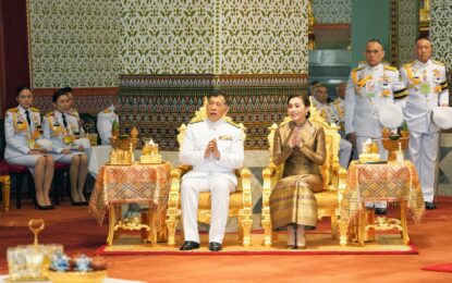 ในหลวง-พระราชินี เสด็จฯ ไปทรงบำเพ็ญพระราชกุศลในการพระราชพิธีสงกรานต์
