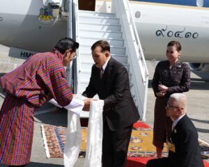 พระบาทสมเด็จพระเจ้าอยู่หัว และสมเด็จพระนางเจ้า ฯ พระบรมราชินี เสด็จพระราชดำเนินโดยรถยนต์พระที่นั่ง จากพระที่นั่งอัมพรสถาน พระราชวังดุสิต ไปยังท่าอากาศยานทหารดอนเมือง เพื่อประทับเครื่องบินพระที่นั่ง เสด็จพระราชดำเนินเยือนราชอาณาจักรภูฏานอย่างเป็นทางการ (State Visit) ระหว่างวันที่ ๒๕ – ๒๘ เมษายน ๒๕๖๘  ตามคำทูลเชิญของสมเด็จพระราชาธิบดีจิกมี เคเซอร์ นัมเกล วังชุก แห่งภูฏาน การเสด็จพระราชดำเนินเยือนราชอาณาจักรภูฏานอย่างเป็นทางการในครั้งนี้ จะเป็นการกระชับมิตรภาพและความร่วมมืออันใกล้ชิด ระหว่างราชอาณาจักรทั้งสองให้แน่นแฟ้นยิ่งขึ้น จากการมีมรดกทางวัฒนธรรมร่วมกันในความเลื่อมใสในบวรพระพุทธศาสนาและสายสัมพันธ์ระหว่างราชวงศ์ทั้งสอง รวมทั้งระหว่างประชาชนของทั้งสองประเทศ