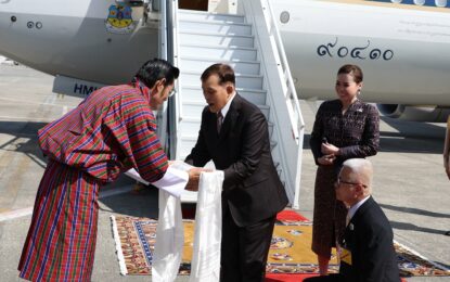 พระบาทสมเด็จพระเจ้าอยู่หัว และสมเด็จพระนางเจ้า ฯ พระบรมราชินี เสด็จพระราชดำเนินโดยรถยนต์พระที่นั่ง จากพระที่นั่งอัมพรสถาน พระราชวังดุสิต ไปยังท่าอากาศยานทหารดอนเมือง เพื่อประทับเครื่องบินพระที่นั่ง เสด็จพระราชดำเนินเยือนราชอาณาจักรภูฏานอย่างเป็นทางการ (State Visit) ระหว่างวันที่ ๒๕ – ๒๘ เมษายน ๒๕๖๘  ตามคำทูลเชิญของสมเด็จพระราชาธิบดีจิกมี เคเซอร์ นัมเกล วังชุก แห่งภูฏาน การเสด็จพระราชดำเนินเยือนราชอาณาจักรภูฏานอย่างเป็นทางการในครั้งนี้ จะเป็นการกระชับมิตรภาพและความร่วมมืออันใกล้ชิด ระหว่างราชอาณาจักรทั้งสองให้แน่นแฟ้นยิ่งขึ้น จากการมีมรดกทางวัฒนธรรมร่วมกันในความเลื่อมใสในบวรพระพุทธศาสนาและสายสัมพันธ์ระหว่างราชวงศ์ทั้งสอง รวมทั้งระหว่างประชาชนของทั้งสองประเทศ
