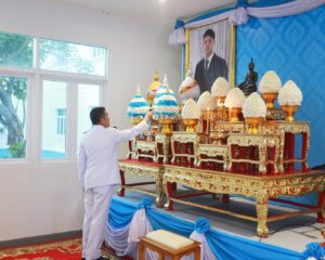 เรวัตฯ นายก อบจ.ภูเก็ต มอบหมายให้ เจ้าหน้าที่  อบจ.ภูเก็ต ร่วมพิธีเจริญพระพุทธมนต์ ทำบุญตักบาตรถวายพระราชกุศล และถวายพระพร เนื่องในวันคล้ายวันประสูติ สมเด็จพระเจ้าลูกเธอ เจ้าฟ้าทีปังกรรัศมีโชติ