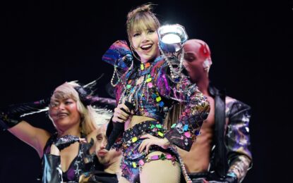 ลิซ่า สะกดทุกสายตาบนเวที Coachella ในลุคคัสตอมจากคริสตัลสวารอฟสกี้