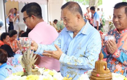 เรวัตฯ นายก อบจ.ภูเก็ต ร่วมพิธีสรงน้ำพระ รดน้ำขอพร เนื่องในประเพณีสงกรานต์ ประจำปี 2568 ณ จวนผู้ว่าฯ จ.ภูเก็ต