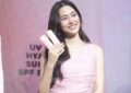 “หลิงหลิง” คว้าแบรนด์แอมบาสเดอร์คนแรกของคลีนบิวตี้แบรนด์  “HER HYNESS” เผยเคล็ดลับการดูแลผิวอย่างยั่งยืน บูสต์ผิวให้กันแดดได้เอง ด้วย “UV Adapt Hya Water Sunscreen SPF50+ PA++++”