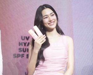“หลิงหลิง” คว้าแบรนด์แอมบาสเดอร์คนแรกของคลีนบิวตี้แบรนด์  “HER HYNESS” เผยเคล็ดลับการดูแลผิวอย่างยั่งยืน บูสต์ผิวให้กันแดดได้เอง ด้วย “UV Adapt Hya Water Sunscreen SPF50+ PA++++”