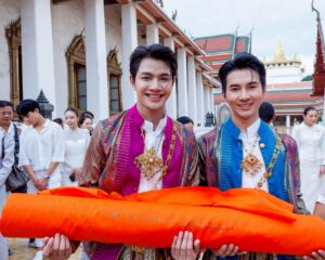 กลุ่มศิลปินจิตอาสา ร่วมกิจกรรม “ห่มผ้าพระบรมเจดีย์ภูเขาทอง” ในโครงการ “ห่มผ้าพระธาตุ เสริมบารมี สืบสานพุทธศาสนา ประจำปี ๒๕๖๘”