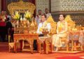 พระบาทสมเด็จพระเจ้าอยู่หัว และสมเด็จพระนางเจ้า ฯ พระบรมราชินี เสด็จพระราชดำเนินไปทรงบำเพ็ญพระราชกุศลทักษิณานุปทาน ในการพระราชพิธีฉัตรมงคล พุทธศักราช ๒๕๖๘
