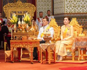 พระบาทสมเด็จพระเจ้าอยู่หัว และสมเด็จพระนางเจ้า ฯ พระบรมราชินี เสด็จพระราชดำเนินไปทรงบำเพ็ญพระราชกุศลทักษิณานุปทาน ในการพระราชพิธีฉัตรมงคล พุทธศักราช ๒๕๖๘